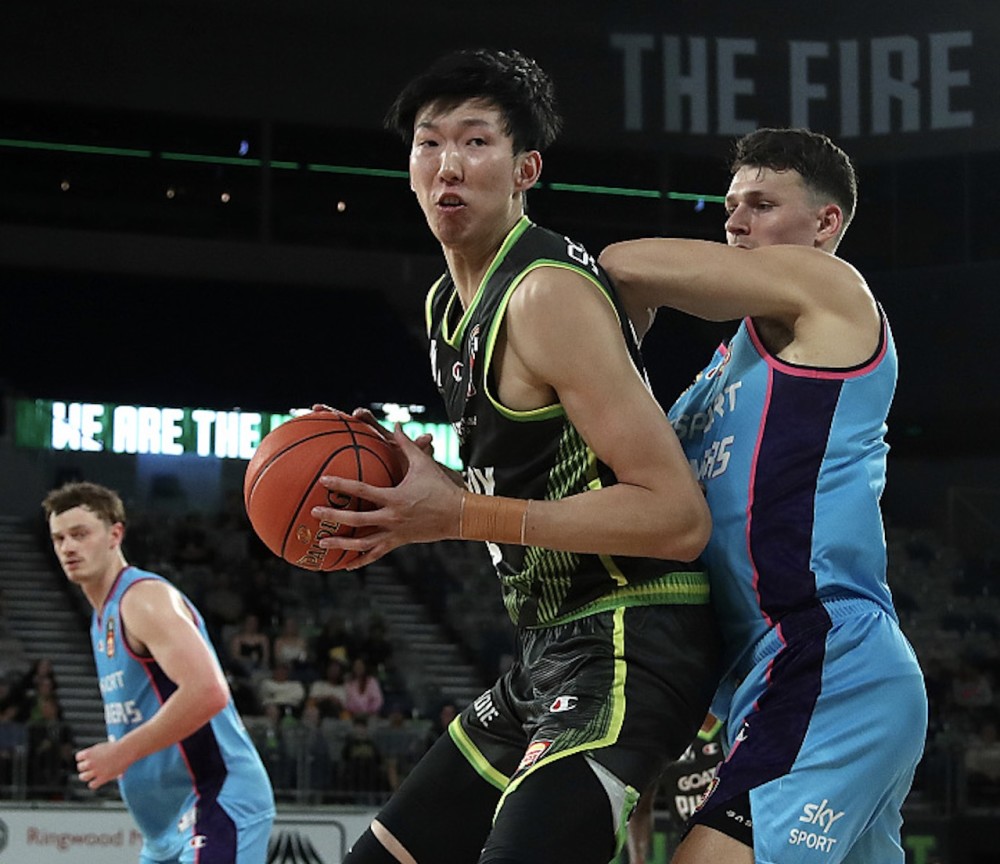 包含上海申花训练开放日，今夜回应争议引欢呼，荷甲在即，临场指挥获称赞的词条-爱游戏官网